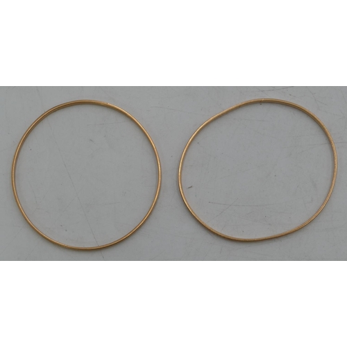 655 - 2 Continental high carat gold plain bangles, 26.3g