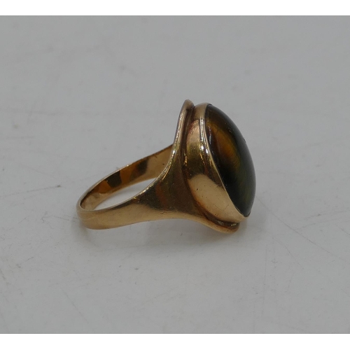 673 - A 9ct gold oval Tigers Eye ring, size P/Q, 5 grams gross.