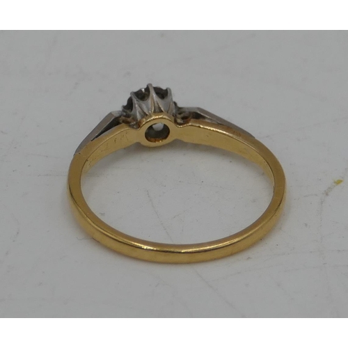 682 - An 18ct gold ladies small solitaire diamond ring (diamond approx. 0.15ct), size P. 3 grams gross.