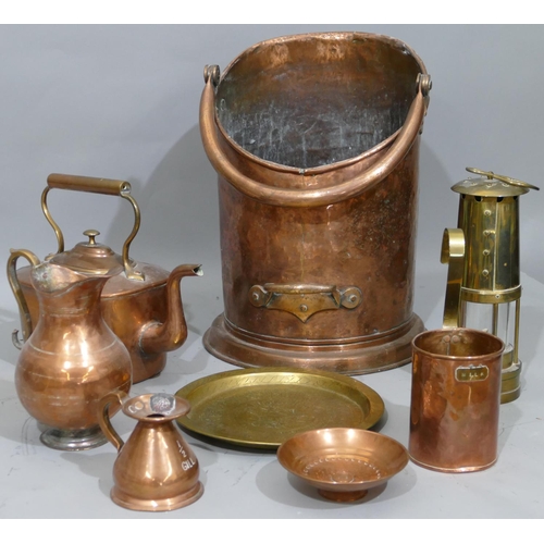 800 - A copper coal helmet with swing overhead handles, copper kettle, 2 copper jugs, a further jug and bo... 