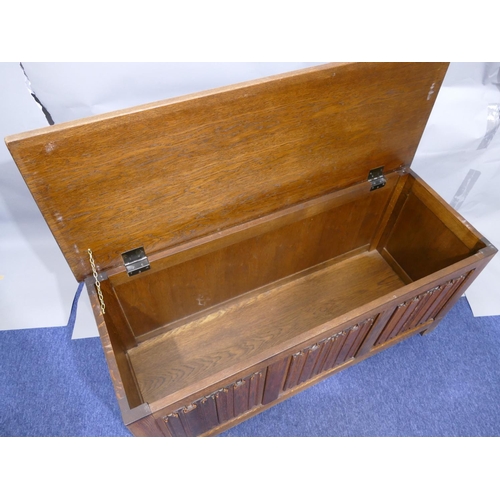 877 - A good quality oak 20th Century blanket box with hinged lid, triple carved panelled front, on stile ... 