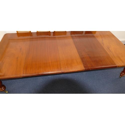 891 - A Victorian mahogany draw leaf dining table with 3 extra leaves, on round bulbous turned legs with b... 