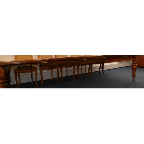 891 - A Victorian mahogany draw leaf dining table with 3 extra leaves, on round bulbous turned legs with b... 