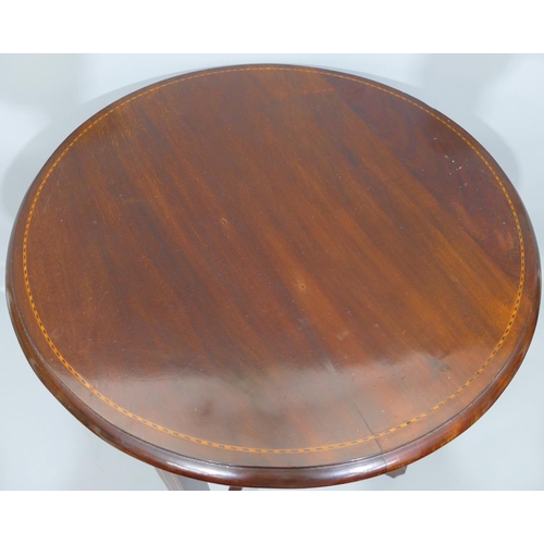 897 - A mahogany round occasional table with inlaid boxing and stringing, on 4 splayed legs, with under ti... 