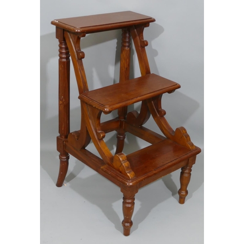 902 - A reproduction mahogany set of library steps with turned fluted support and turned legs, 80.5cm high... 