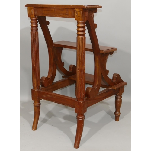 902 - A reproduction mahogany set of library steps with turned fluted support and turned legs, 80.5cm high... 