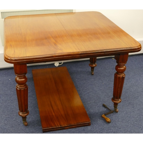 908 - A Victorian mahogany key wind dining table with 1 extra leaf, on round bulbous melon shaped legs, 1 ... 