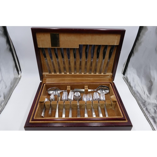 157 - An Arthur Price flatware service in fitted box.