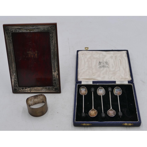 173 - A set of 5 Sheffield silver coffee bean spoons, in fitted leather case, a Birmingham silver round na... 