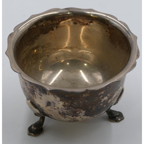 178 - A Sheffield silver sugar bowl with crinkled rim, on 3 splayed feet, 3.4oz, 8.5cm diameter.