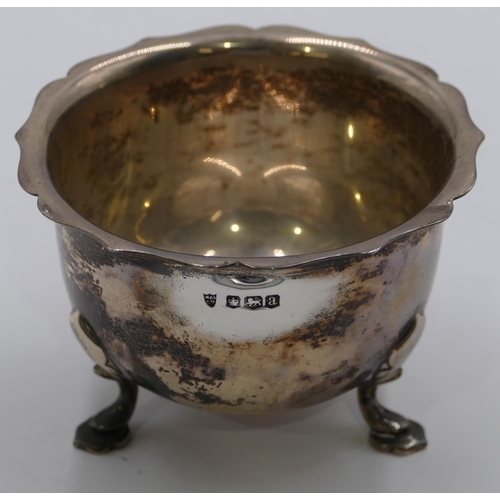 178 - A Sheffield silver sugar bowl with crinkled rim, on 3 splayed feet, 3.4oz, 8.5cm diameter.