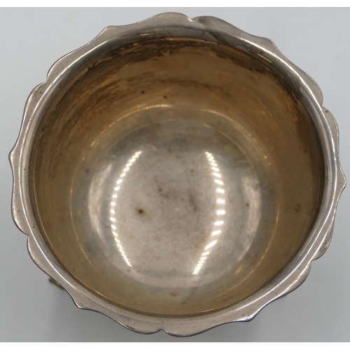 178 - A Sheffield silver sugar bowl with crinkled rim, on 3 splayed feet, 3.4oz, 8.5cm diameter.