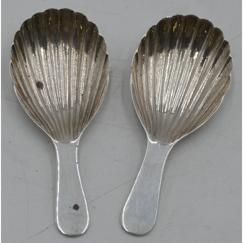 194 - A pair of modern 925 silver caddy spoons with shell shaped bowls, 1oz. (2)