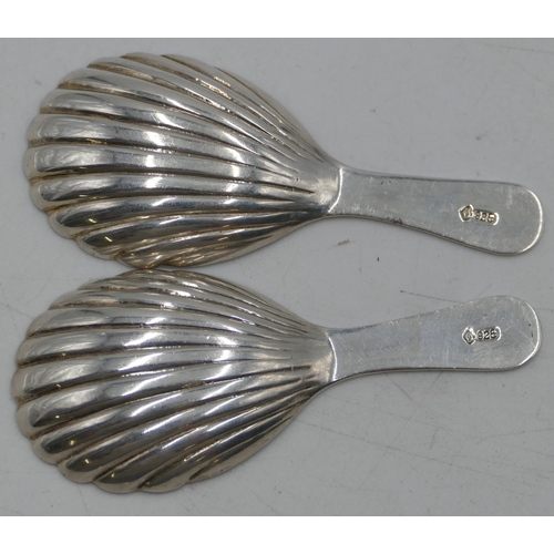 194 - A pair of modern 925 silver caddy spoons with shell shaped bowls, 1oz. (2)