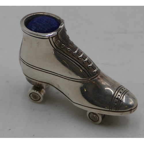 200 - A Sterling silver novelty small pin cushion in form of a roller skate, 3.6cm long.