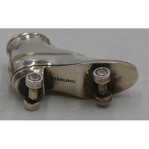 200 - A Sterling silver novelty small pin cushion in form of a roller skate, 3.6cm long.