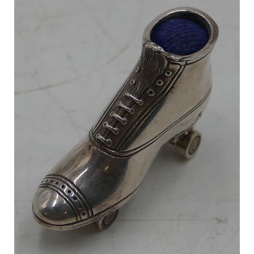 200 - A Sterling silver novelty small pin cushion in form of a roller skate, 3.6cm long.