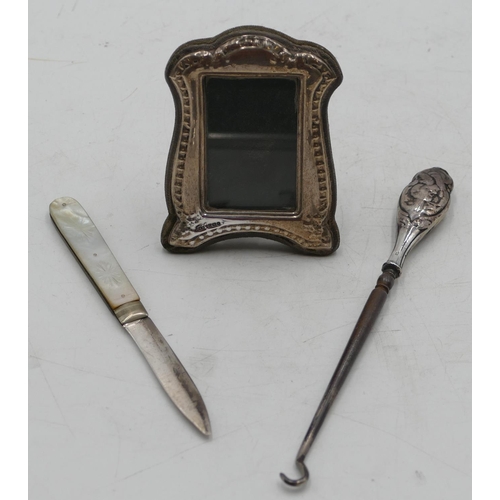 211 - A small Birmingham silver mounted freestanding photograph frame, 9cm high, a William IV silver and M... 