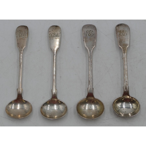 216 - A Harlequin set of 4 silver salt spoons, 2 dated Exeter 1847, 2 dated Exeter 1851, 1.2oz.