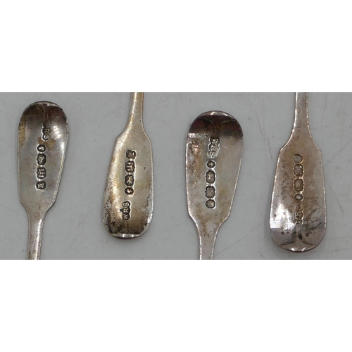 216 - A Harlequin set of 4 silver salt spoons, 2 dated Exeter 1847, 2 dated Exeter 1851, 1.2oz.