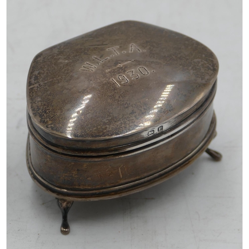 222 - A George V silver trinket box with hinged lid, 3 splayed feet, Birmingham 1930, makers mark S & Co, ... 