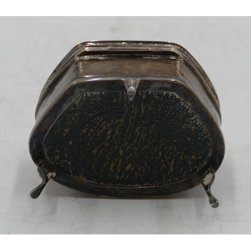 222 - A George V silver trinket box with hinged lid, 3 splayed feet, Birmingham 1930, makers mark S & Co, ... 