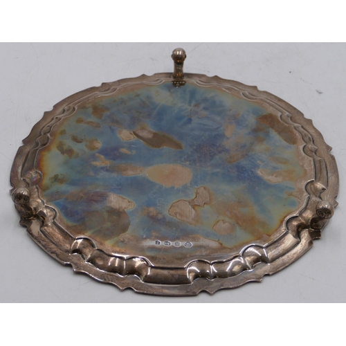 237 - A George V silver pie crust card tray on 3 scroll feet, Sheffield 1923, maker William Hutton & Co Lt... 