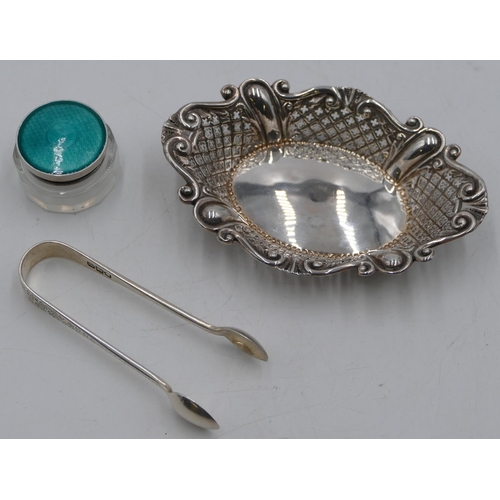 261 - A Sheffield silver oval scallop shaped sweetmeat dish with embossed and pierced decoration, 12.5cm w... 