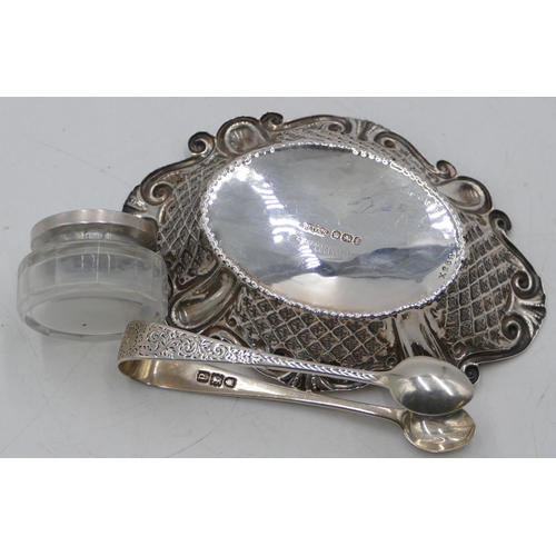 261 - A Sheffield silver oval scallop shaped sweetmeat dish with embossed and pierced decoration, 12.5cm w... 