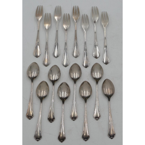 273 - A set of 8 800 silver-coloured metal small forks and 8 matching teaspoons, 11.4 oz gross. (16)