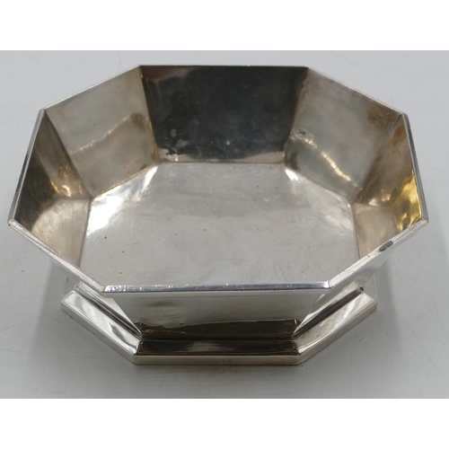 277 - A Leysen 950 silver-coloured metal octagonal shaped bowl, 19.5cm wide, 16.1oz.