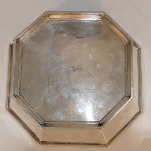 277 - A Leysen 950 silver-coloured metal octagonal shaped bowl, 19.5cm wide, 16.1oz.