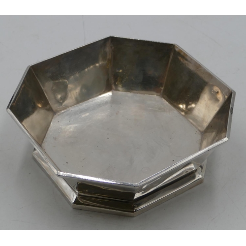 277 - A Leysen 950 silver-coloured metal octagonal shaped bowl, 19.5cm wide, 16.1oz.