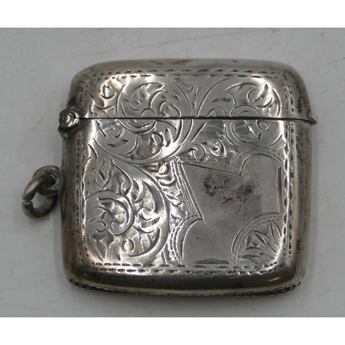 283 - A Birmingham silver concave shaped Vesta case with chased leaf and scroll decoration, hinged lid (sl... 