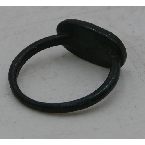 305 - A Roman style ring with engraved top