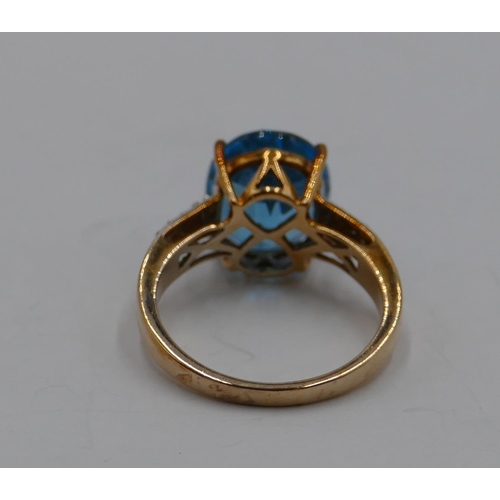 372 - A 9ct gold ladies' ring set with large aquamarine style stone and flanked by small diamond chips to ... 