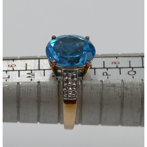 372 - A 9ct gold ladies' ring set with large aquamarine style stone and flanked by small diamond chips to ... 