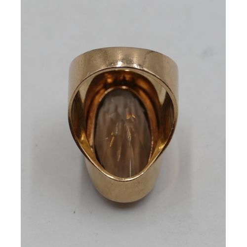 411 - A 9ct gold ladies' oblong smoky quartz ring, size J, 7.6 grams gross.