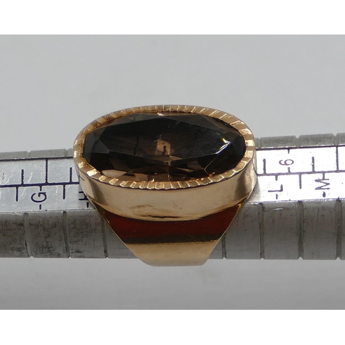 411 - A 9ct gold ladies' oblong smoky quartz ring, size J, 7.6 grams gross.