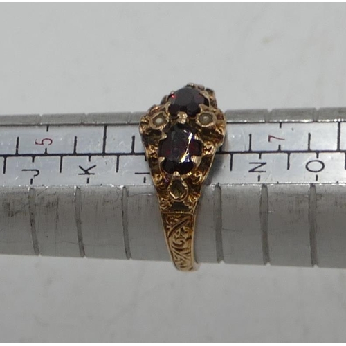 414 - A 9ct gold small ladies' ring set with 2 garnets interspersed by small half pearls, size M, 2.5 gram... 