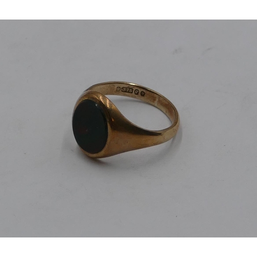 421 - A 9ct gold oval signet ring set with green and red stone, size R, 3.8 grams gross.