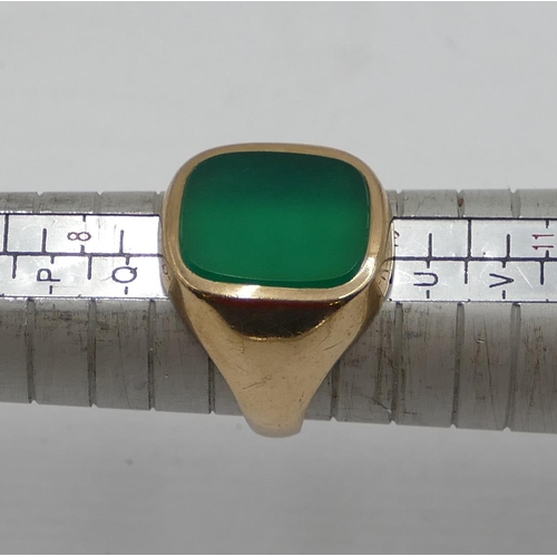 422 - A 9ct gold gentleman's signet ring set with green stone, size S/T, 8.3 grams gross.