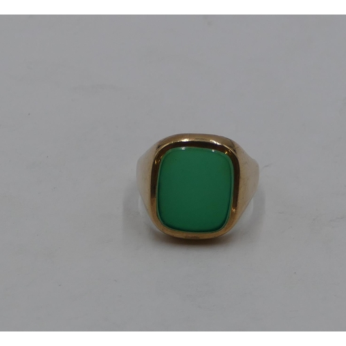 422 - A 9ct gold gentleman's signet ring set with green stone, size S/T, 8.3 grams gross.