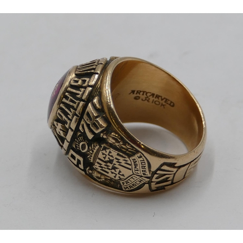 424 - An American gold university ring 