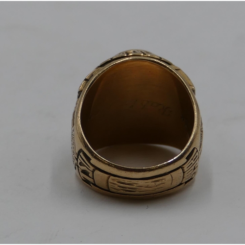 424 - An American gold university ring 