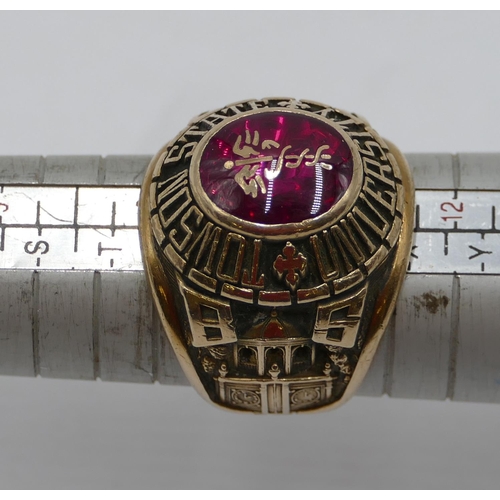 424 - An American gold university ring 