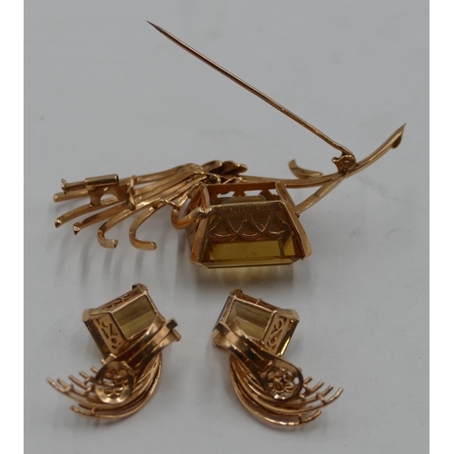 431 - A gold garniture of brooch and pair of earrings, all mounted with yellow quartz with sprays of leaf ... 