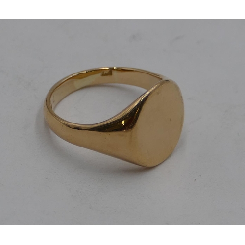 437 - An 18ct gold oval gentleman's signet ring, size O, 9.6 grams.