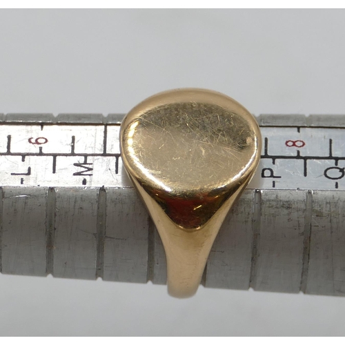 437 - An 18ct gold oval gentleman's signet ring, size O, 9.6 grams.