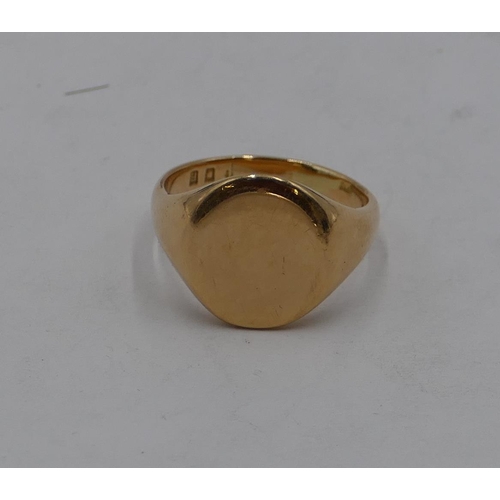 437 - An 18ct gold oval gentleman's signet ring, size O, 9.6 grams.